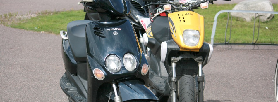 två mopeder