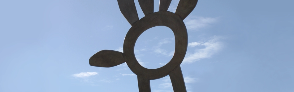 Skulpturen "Upp med handen" av Per Agélii, vilken föreställer en uppsträckt hand som är inspirerad av hällristningar
