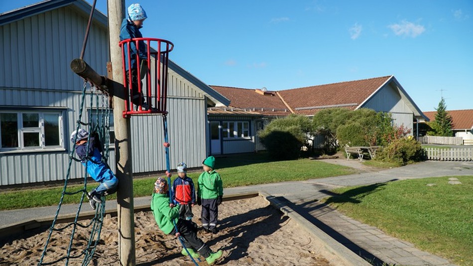 Barn i klätterställning vid Björklövens förskola.