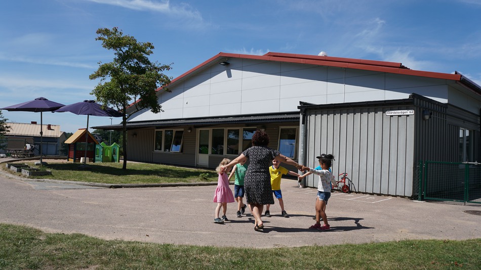 Barn och vuxen dansar ringdans vid Bohus förskola.