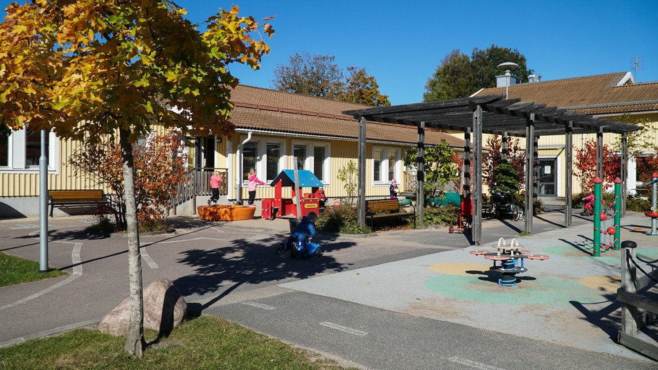 Barn leker på gården vid Båtsmans förskola.
