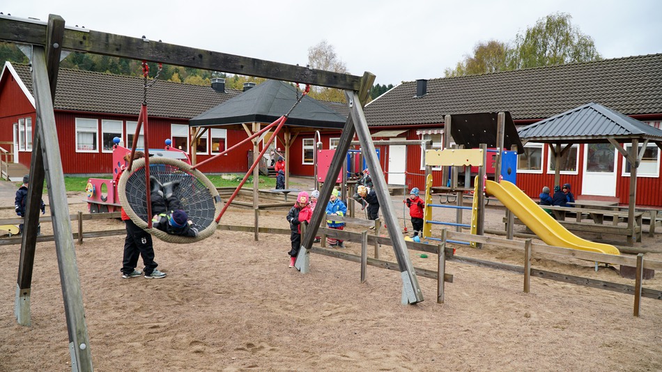Barn leker på gården vid Gunnarsgårdens förskola.