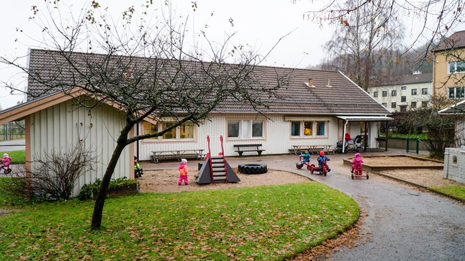 Barn leker på gården vid Nordgärdets förskola.