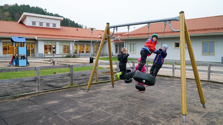 Barn leker på gården vid Storgårdens förskola.