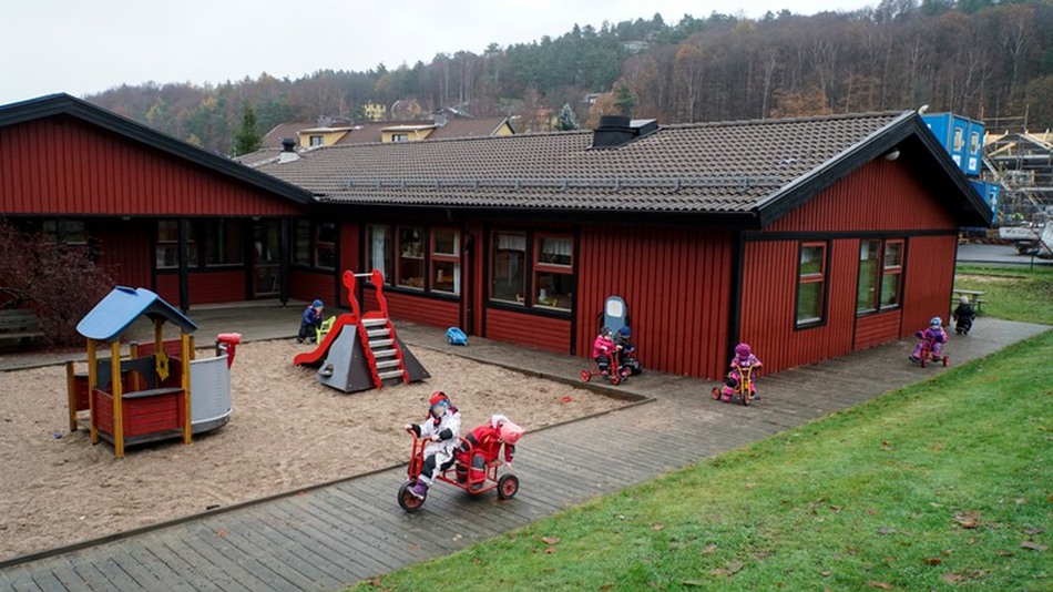 Barn leker på gården vid Surte förskola.