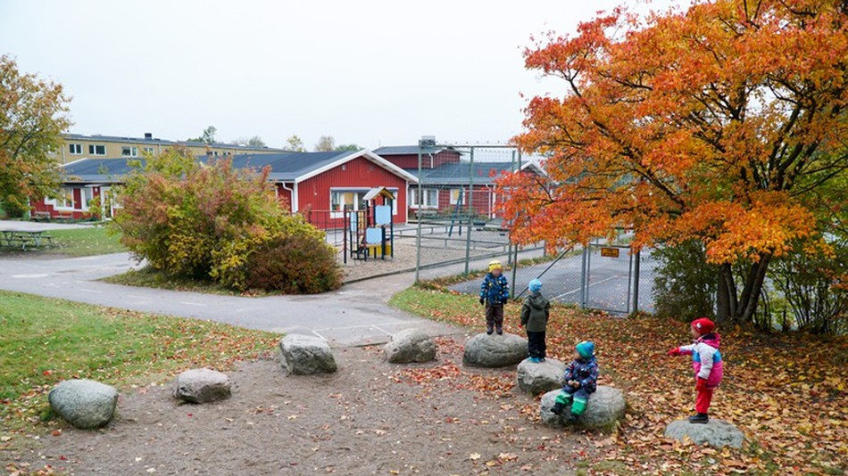 Barn leker på gården vid Vitklövergatans förskola.