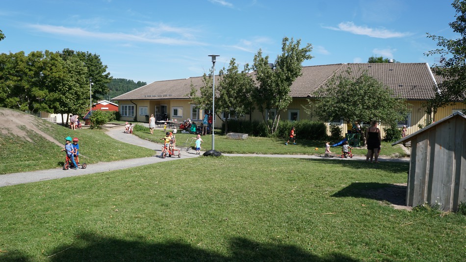 Barn leker på gården vid Änggårdens förskola.