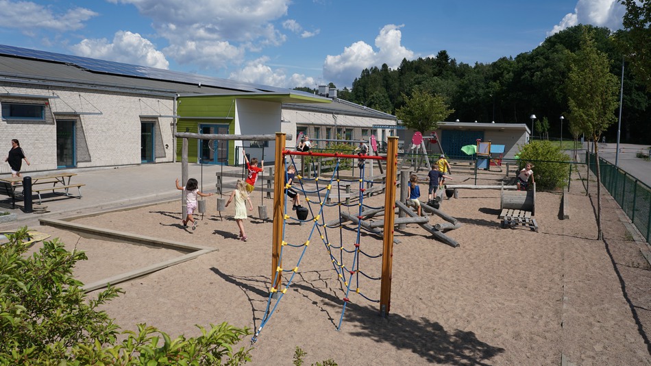 Barn leker på gården vid Äppelgårdens förskola