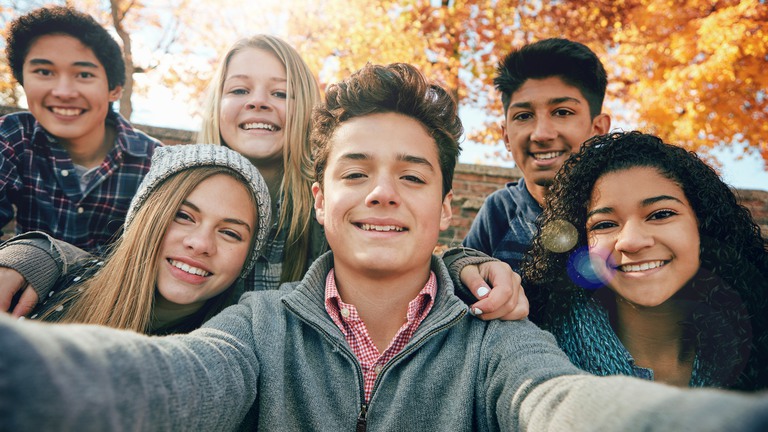 Ungdomar tar selfie