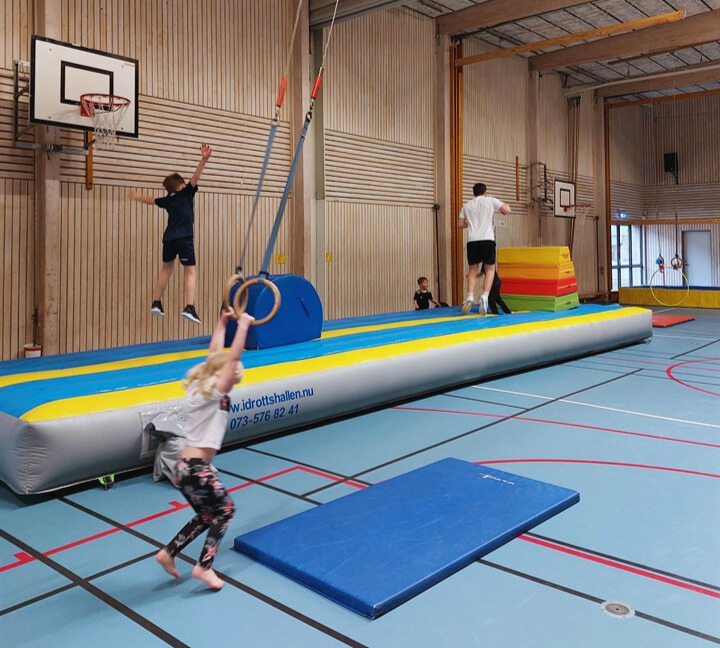 Barn och unga som gör gymnastik i Bohusskolans idrottshall